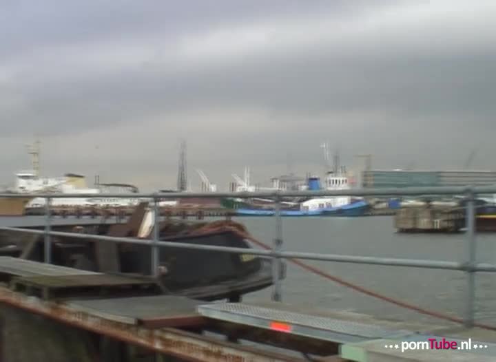 In de boeg van een vrachtschip treft Bob een sletje in een kooi aan.