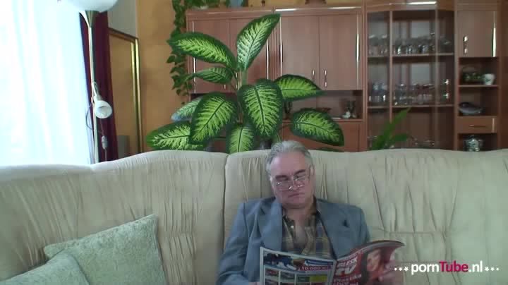 Oud mannetje neukt studente