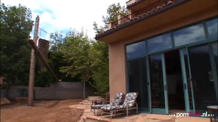 Ze heeft zin in een vreemde pik en vraagt haar man of hij wil toekijken hoe ze zich laat neuken door een andere vent