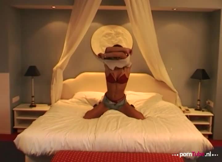 In hun hotelkamer begint ze alvast te masturberen terwijl ze wacht op Handyman voor het echte werk!