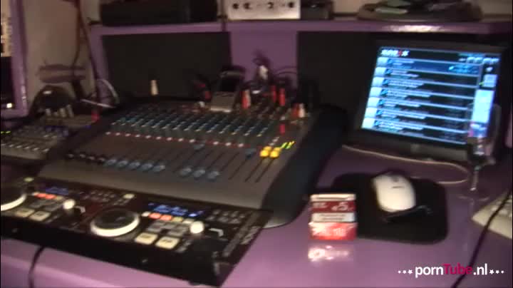 Don en Ad zijn in de studio voor een interview en hebben de sexy Stella meegnomen. Live laat ze zich neuken!