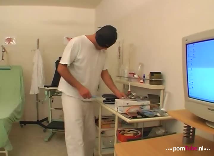 Dokter Kinky staat op het punt naar huis te gaan als een verpleegkundige hem komt verrassen