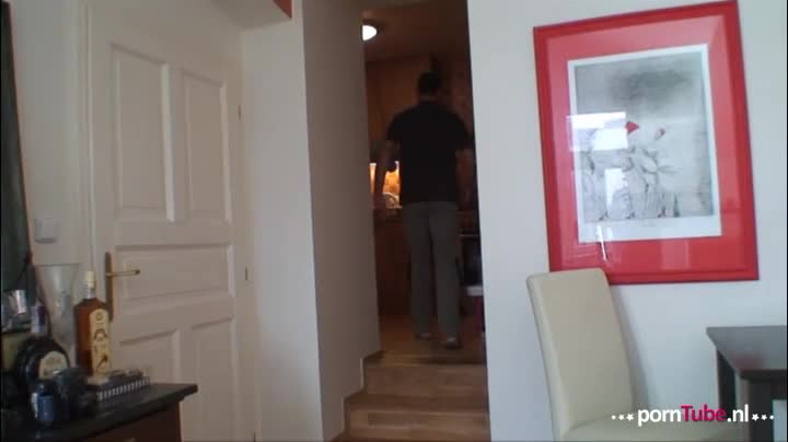 Vrouw filmt haar man met de oppas