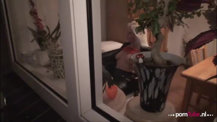 Geile huisvrouw en webcamslet krijgt geld om voor de camera te neuken.