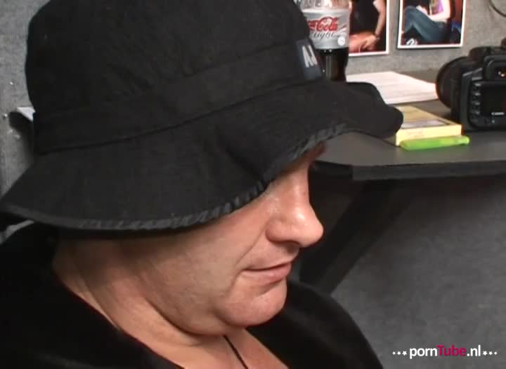 Danique solliciteert voor licht administratief werk maar het gesprek verloopt een heel andere kant op.