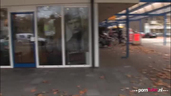 Blond sletje komt klaar op de Sybian!