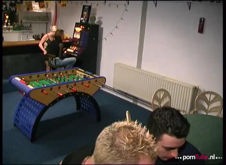 Ergens in een clubhuis in de polder laten twee sletjes zich vol zaad spuiten!