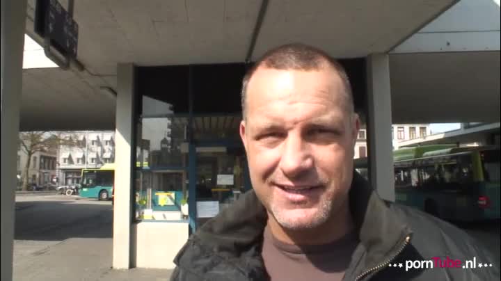 Bambi wil spuitend klaarkomen en roept de hulp in van Bob!