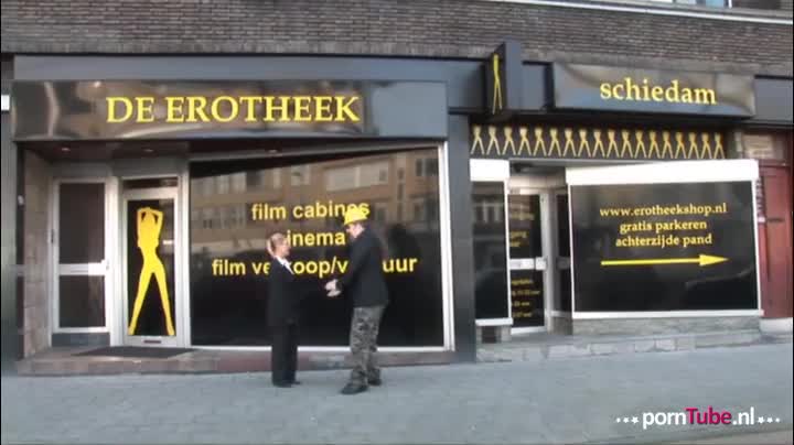 De eigenaresse van de Erotheek laat zich neuken voor het publiek