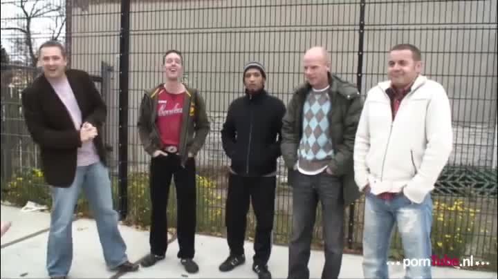 Mandy is afgelopen weekend lastig gevallen door iemand van het voetbal team. Maar wie is dat geweest?