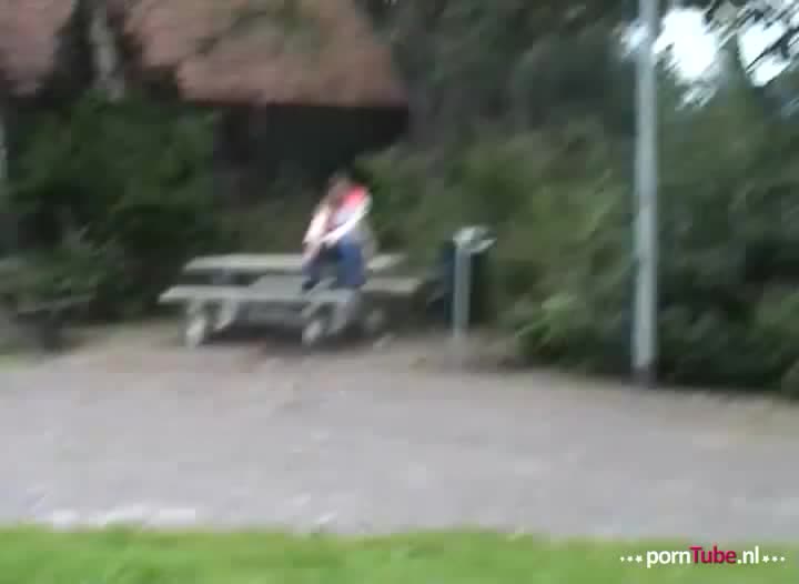 De 18-jarige Lieke hangt maar een beetje op straat rond tot ze geld aangeboden krijgt voor seks!