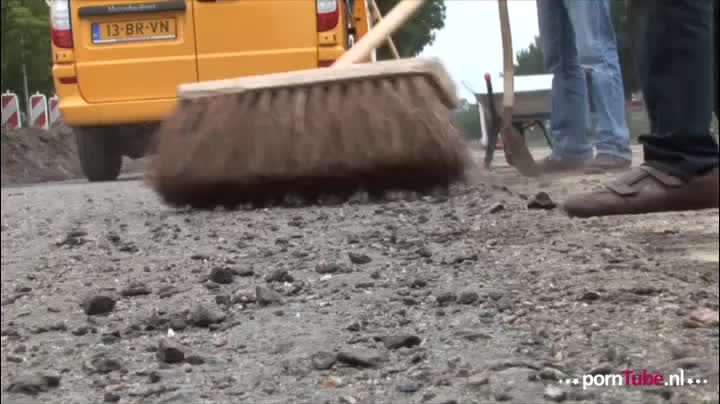 Sofia is de weg kwijt als ze twee stratenmakers om hulp vraagt