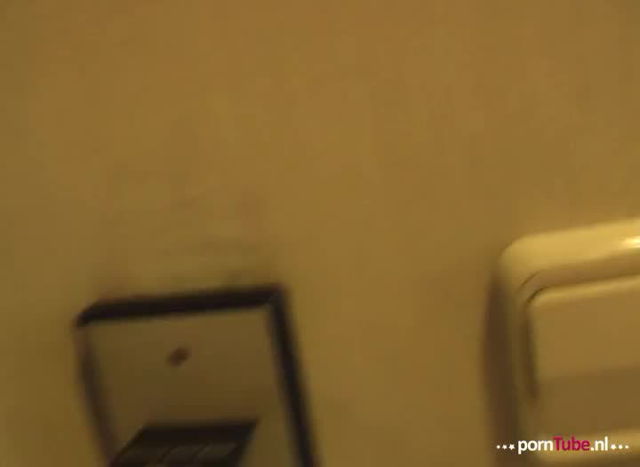 Bruut neukt hij de slet in haar neukgaten