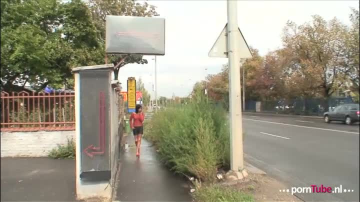Voor flink wat geld laat de straathoer zich afneuken in haar mond!