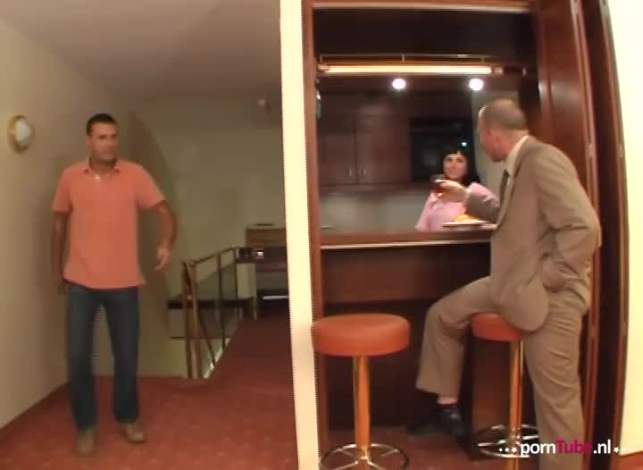 Hotelbar sletje gaat op de knietjes