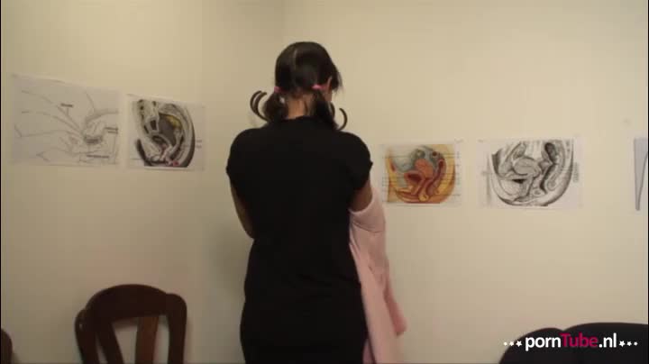 Dokter Bob laat zijn zuster squirten in de behandelkamer