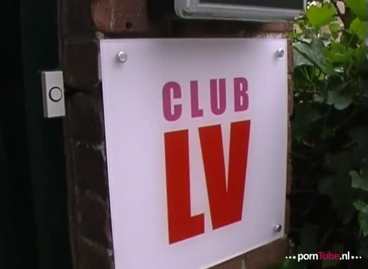 Jazmine komt squirtend klaar