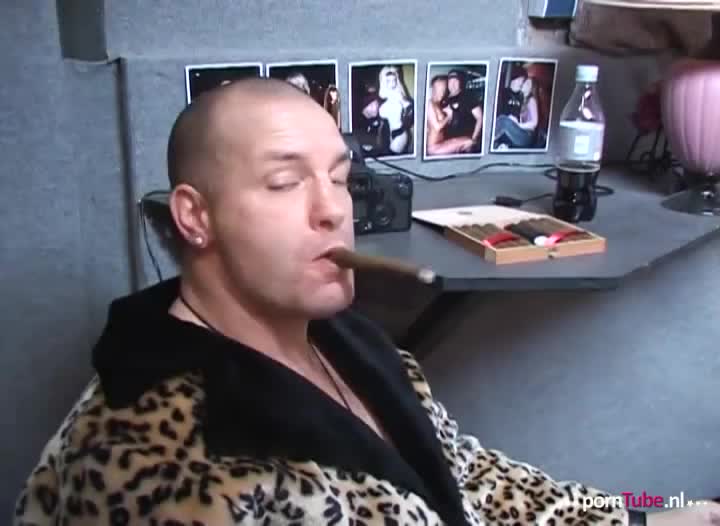Bob laat Jennifer squirten