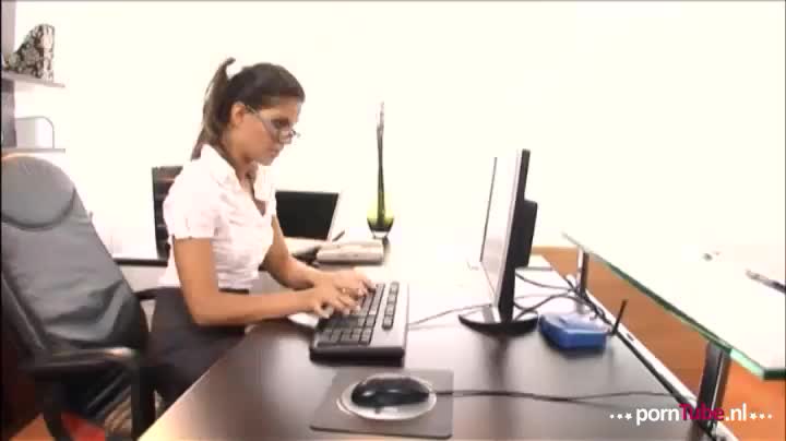 Baas raakt geïrriteerd met zijn secretaresse