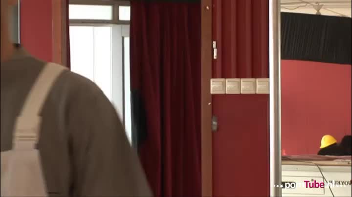 De Poolse schilders Petrov en Pjotr geilen op de sexy blonde makelaarster.