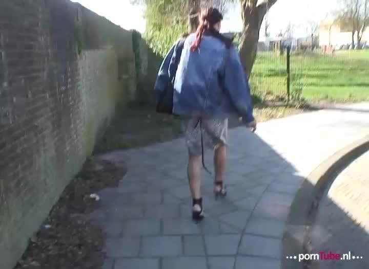 Andre spot een lekker geil ding en spreekt haar aan. Wanneer hij in haar tas kijkt, ziet hij heel vreemde spulletjes.