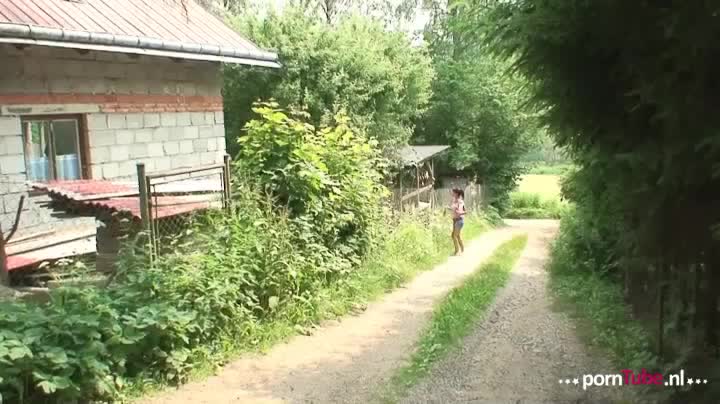 Verschikt maar toch opgewonden kijkt ze toe hoe het bejaarden stel begint te neuken