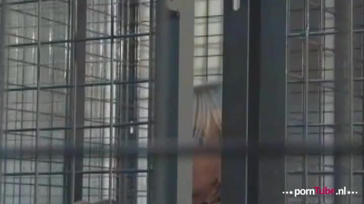 Wie niet luistert krijgt slaag