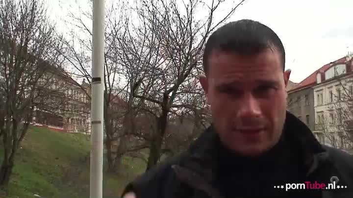 Dries spuit zijn zaad over haar bejaarde doos na een flinke neuksessie met de oma
