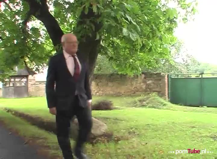 Bejaarde man neukt jonge kunst studente