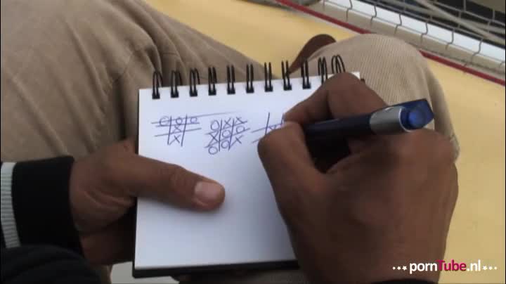 In de haven verveelt Henk zich een biet totdat hij de sexy Maddy ziet lopen. Hij grijpt zijn kans en spreekt haar aan.