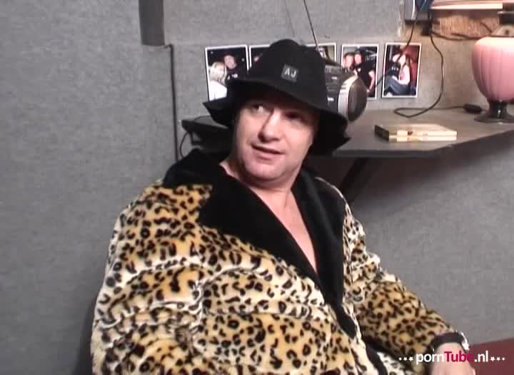 Vivian komt spuitend klaar wanneer Bob haar keurt tijdens een porno casting.