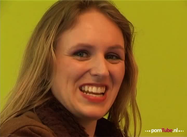 Moniek en haar vriend vinden het geil om te neuken voor de camera van Handyman.