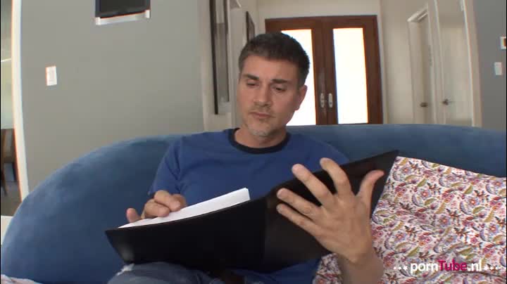 De bal van de 18-jarige Mika belandt voor de zoveelste keer in de tuin van haar buurman!