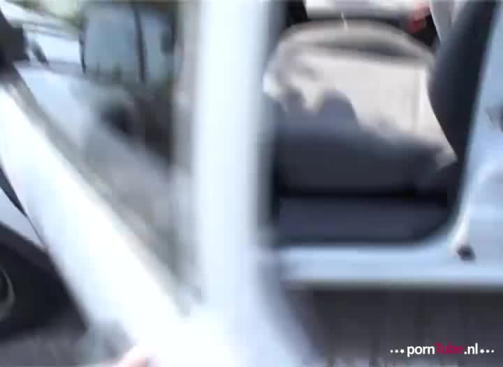 De Spaanse Selma en haar vriend vragen Handyman de weg naar Assen. Hij nodigt ze uit voor een kop koffie.