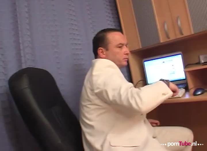 Zijn baas is laaiend. Josif is twee uur te laat, doet zijn werk slecht en heeft nog altijd geen secretaresse geregeld.