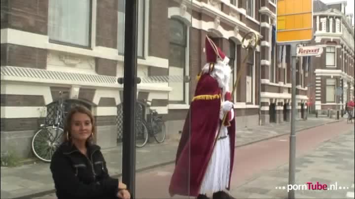 De stoute Damita loopt tegen Sinterklaas aan die haar meteen meeneemt. Voor straf mag ze aan zijn staf zuigen!